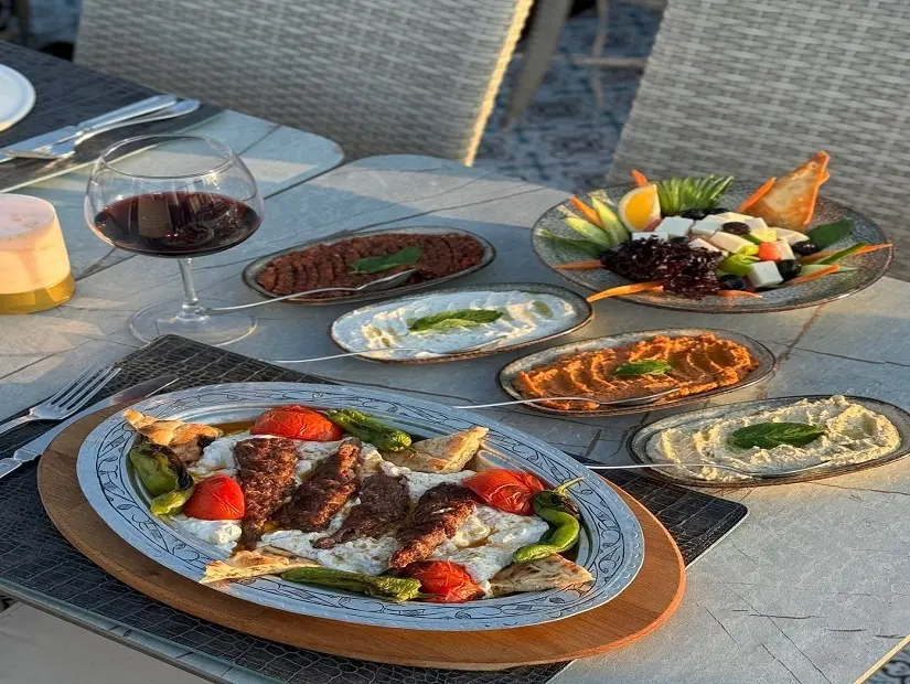 Queb Rooftop Restaurant / Fatih