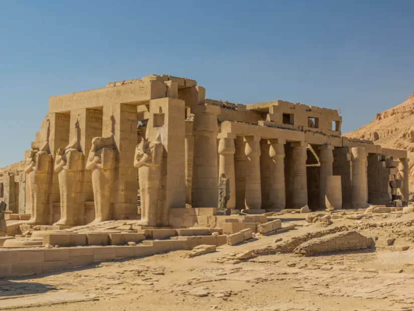 Ramesseum (Ramesses II'nin mezar tapınağı) Theban Nekropolü, Mısır'da