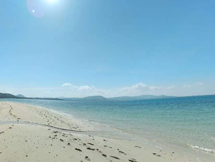 güzel günde temiz denizi ve kumsalı Rang Yai Adası