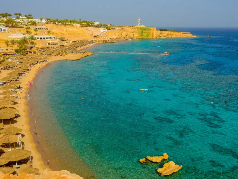 Sharm El Sheikh'teki Ras um el Sid Körfezi'nin deniz, resif ve plajlarla güneşli panoraması