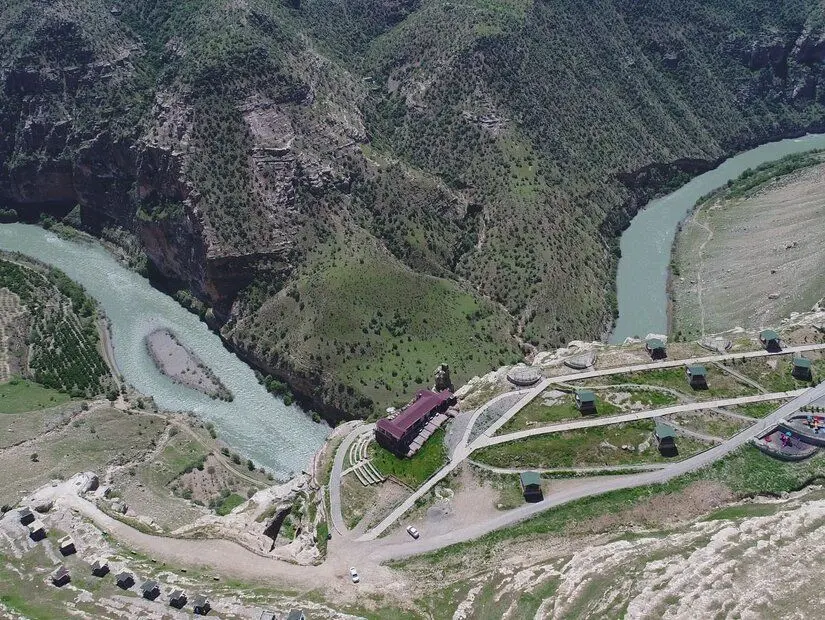 Rasıl Hacar Kanyonu ve Uluçay Nehri'nin doğal dokusunun havadan görünümü. 