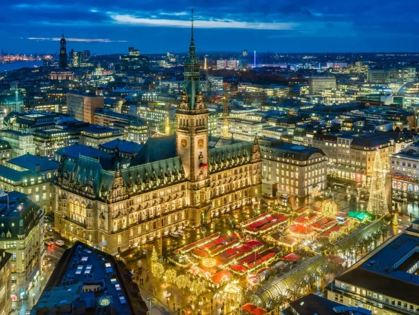 Hamburg şehir merkezinde Rathausmarkt üzerinde Tarihi Noel pazarı, Akşamları Almanya. Ağaç oymacıları, zencefilli fırıncılar, seramik sanatçıları, gümüşçüler ve diğerleri sizi karşılıyor.
