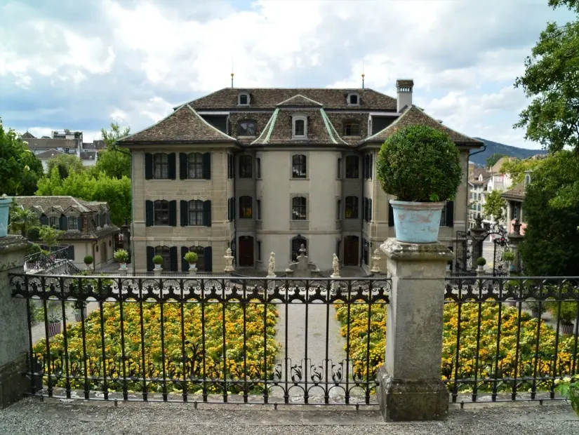 Güzel yaz çiçekleri ve eski villası ile Zürih İsviçre'deki Rechberggarten