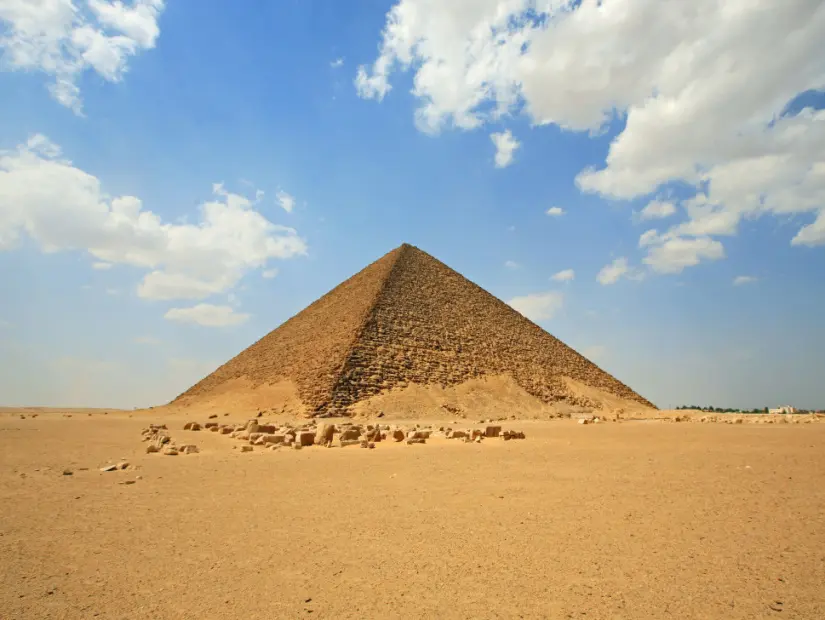 Çölde, firavun Snofru'nun kırmızı piramidi, Dahshur kompleksi, Mısır
