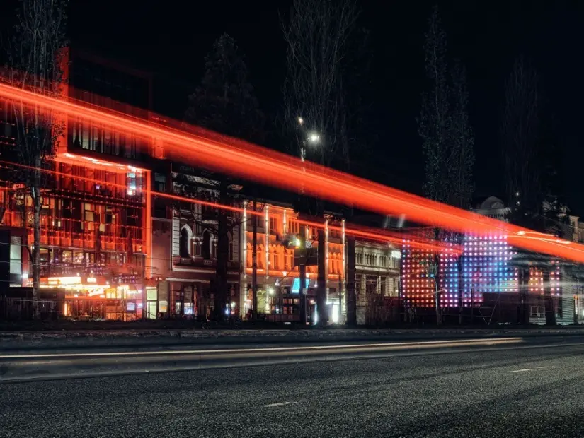 HAMBURG ALMANYA Reeperbahn. Gece vakti sokaklarda ve binalarda Avrupa partisi trafiği kırmızı dans barı