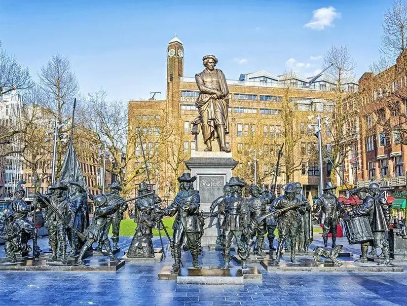 şehrin en büyük ve turistik meydanlarından Rembrandtplein meydanı