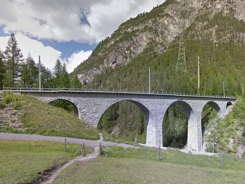 alp dağları arasında muhteşem manzarasıyla rhaetian-demiryolu