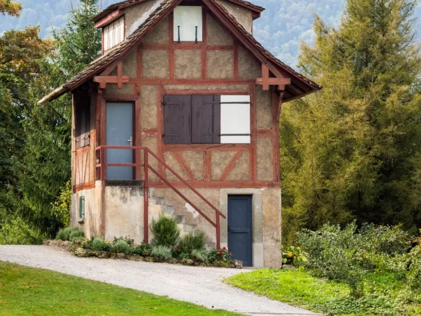 Zürih, İsviçre'deki Rieter parkında küçük kır evi