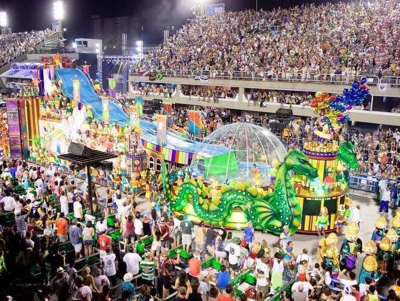 rio karnavalı için toplanan insanlar eğlenirken