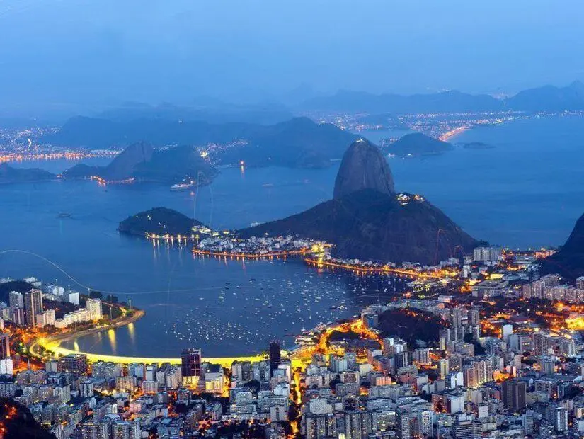 Rio de Janeiro'da dağ Şeker Loaf ve Botafogo gece görünümü
