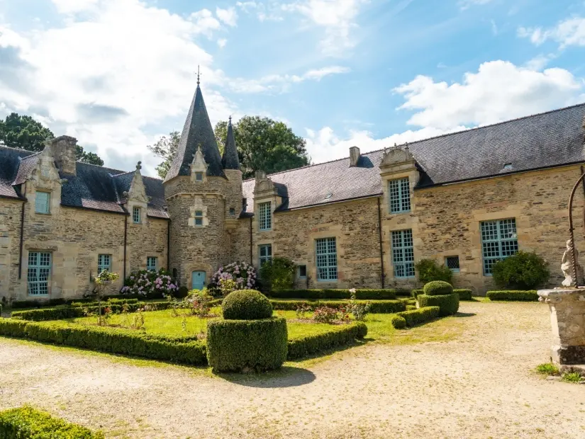 Brittany bölgesinin Morbihan bölgesindeki ortaçağ köyü Rochefort-en-Terre'deki güzel Castle Park Rochefort en Terre. Fransa