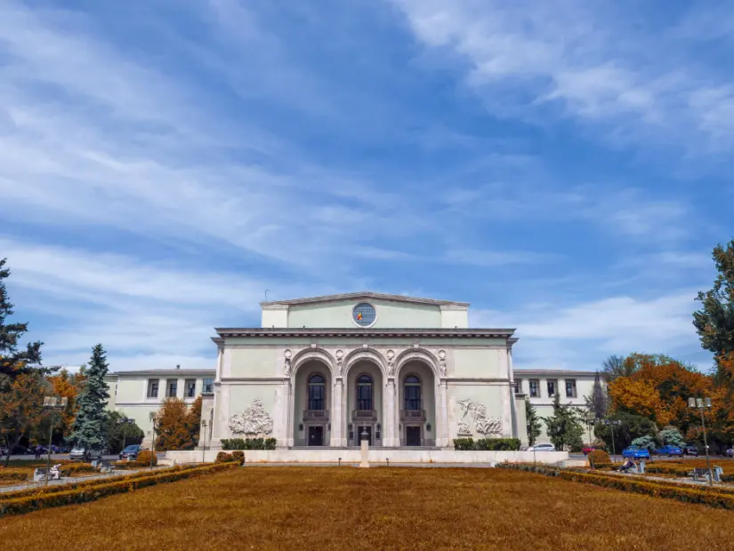 Bükreş, Romanya'daki Romanya Ulusal Opera cephesi. 