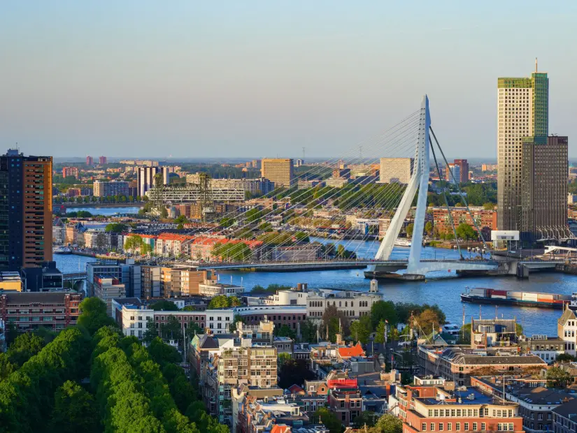 Rotterdam'daki Euromast televizyon kulesinin tepesinden Erasmus Köprüsü'nün görünümü - 