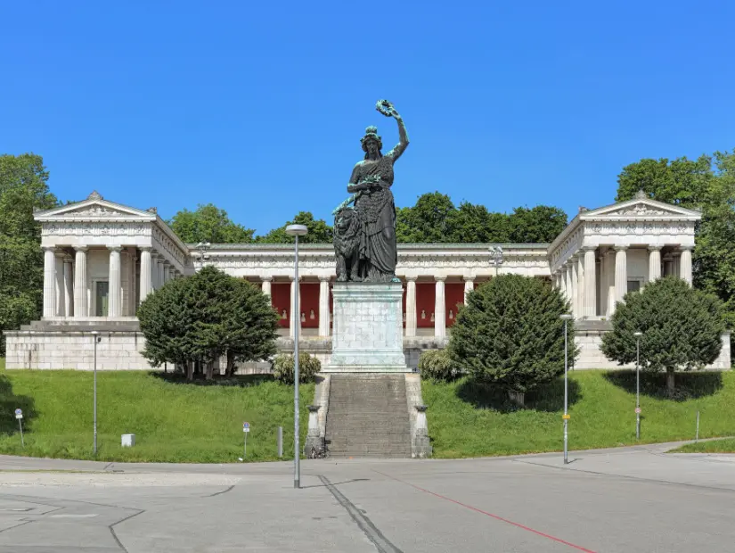 Münih kentinde Bavyera heykelinin bulunduğu Ruhmeshalle 