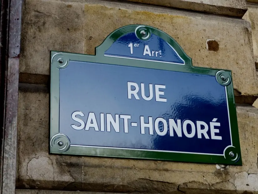 Rue Saint-Honoré. Beyaz ve mavi sokak isim plakası. Paris, Fransa.