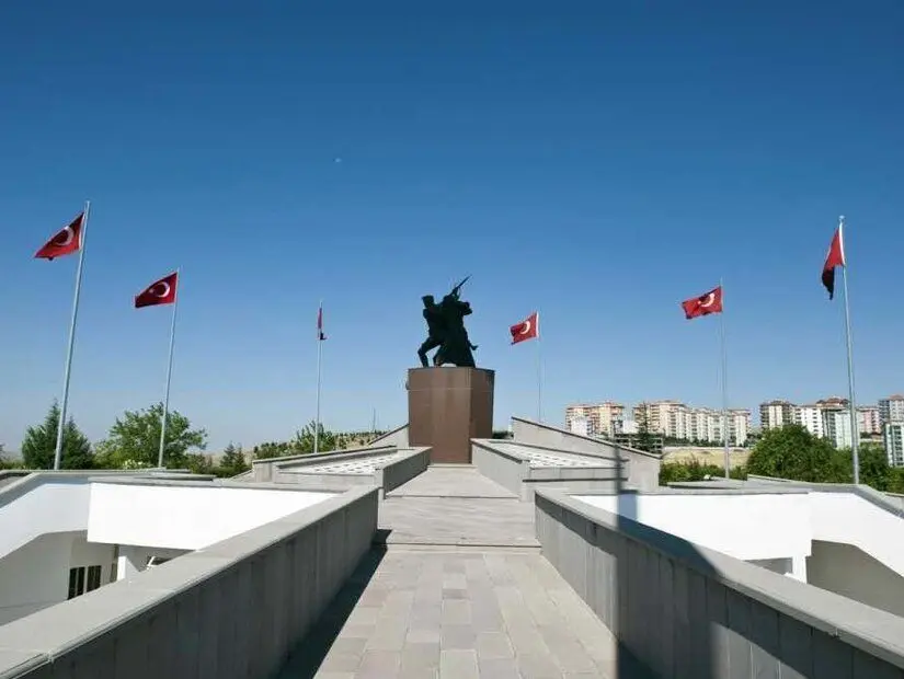 Sakarya Meydan Muharebesi’nde şehit düşen askerlere adanan Sakarya Şehitliği Zafer Anıtı ve Müzesi, Ankara