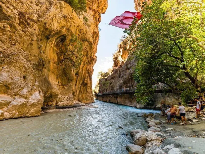 Türkiye'nin güneyindeki en derin kanyondur  Saklıkent genç adamlar kanyonda yürüyüş yapıyor