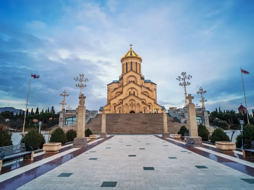 Tiflis Kutsal Üçlü Katedrali (Sameba) - Gürcistan'ın başkenti Tiflis'te bulunan Gürcü Ortodoks Kilisesi'nin ana katedrali
