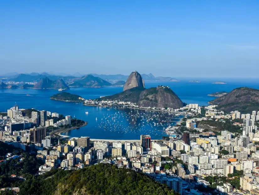 Brezilya'nın Rio de Janeiro kentindeki Santa Teresa mahallesinden Guanabara Körfezi'ne ve Sugar Loaf Dağı'na kadar havadan görünüm