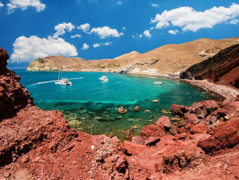 Dünyanın en ünlü plajlarından biri ile güzel yaz manzara.Kızıl kumsal Santorini