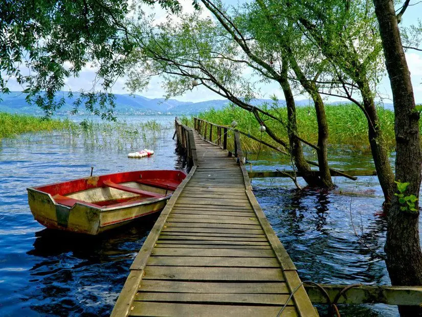 Türkiye'nin Sakarya ilçesinde bulunan Sapanca Gölü'nün görünümü.