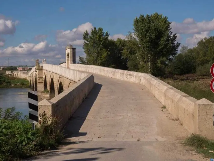 Tunca Nehri üzerinde, tarihi ve mimari bir alan olan Saraçhane Köprüsü 