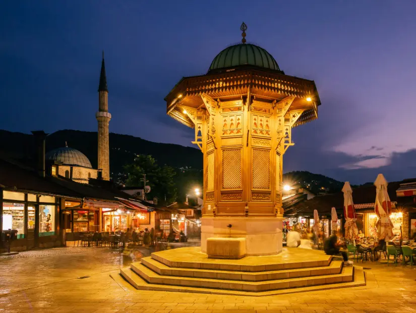 Bosna-Hersek'te Eski Şehir Saraybosna'daki Sebilj ahşap çeşmesi 