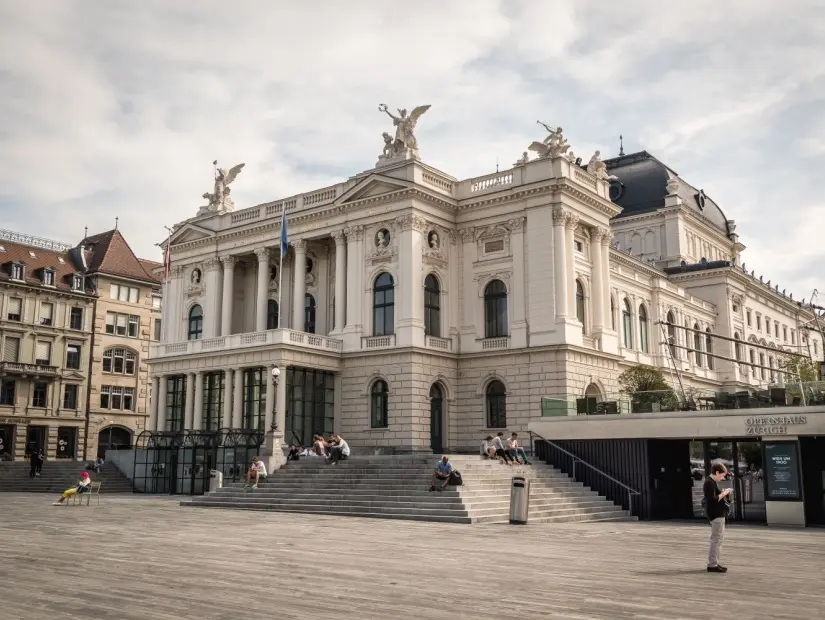 Sechselautenplatz meydanında bulunan Zürih Opera Binası