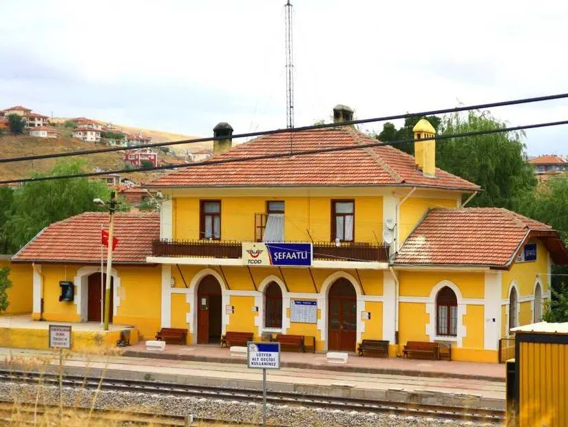 Şefaatli Tren İstasyonu Binası görünümü
