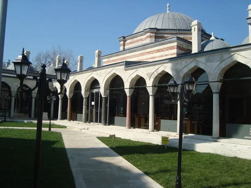 Şemsipaşa Camii ve Kütüphanesi iç bahçe görünümü