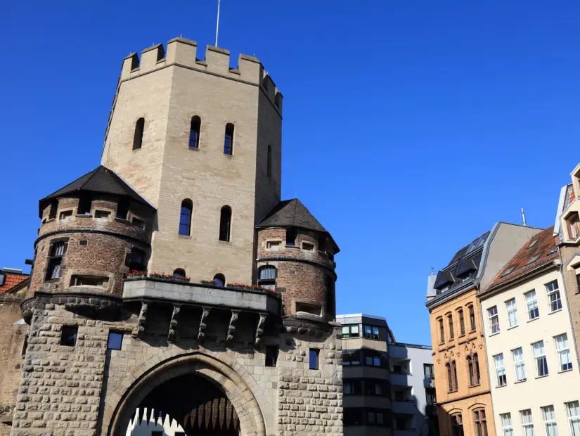 Köln şehrinin dönüm noktası, Almanya. Severinstorburg - Orta Çağ'dan kalma müstahkem şehir kapısı.