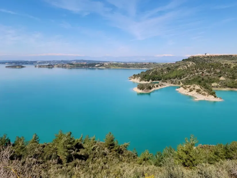 Eşsiz turkuaz mavisi suyuyla Seyhan Nehri üzerindeki Seyhan Gölü'nün güneşli bir bahar günü manzarası