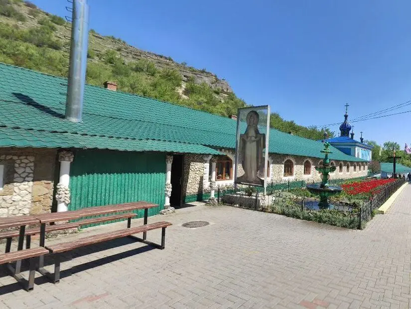 Holy Trinity Manastırı, Sharna köyü içerisinde en çok ilgi gören yapı