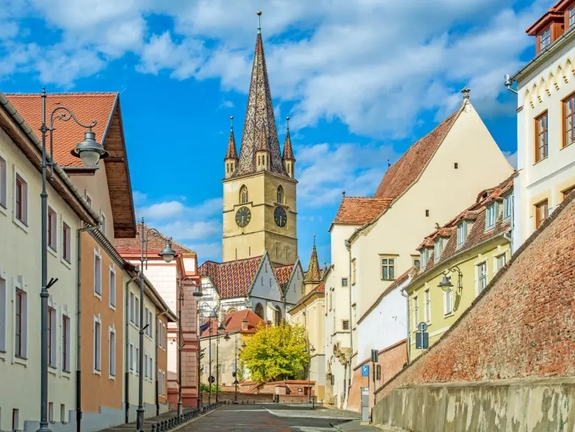 Sibiu, Transilvanya, Romanya, eski şehirdeki cadde ve XIV. yüzyıldan kalma kule gotik lutheran katedrali