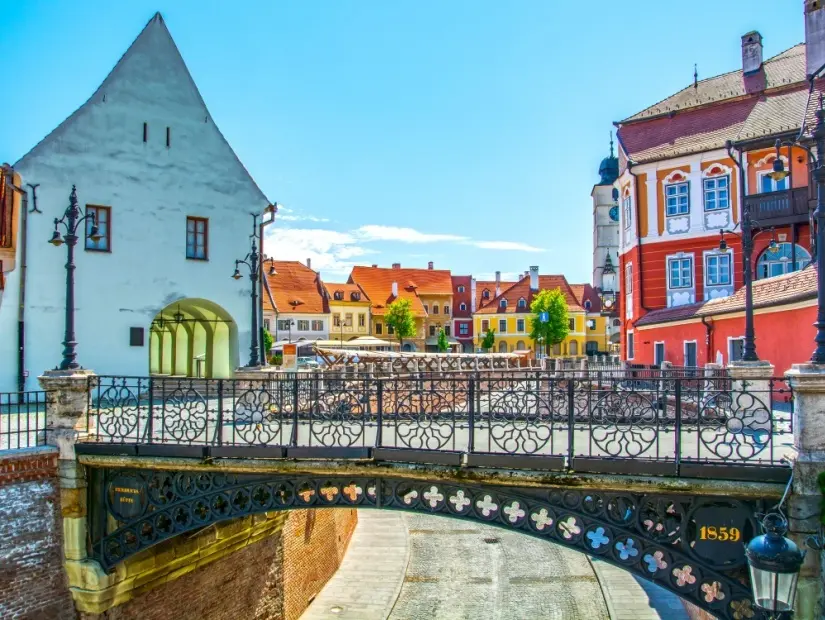 Sibiu, Transilvanya, Romanya, Yalancılar Köprüsü ve Küçük Meydan ve Konsey Kulesi manzarası