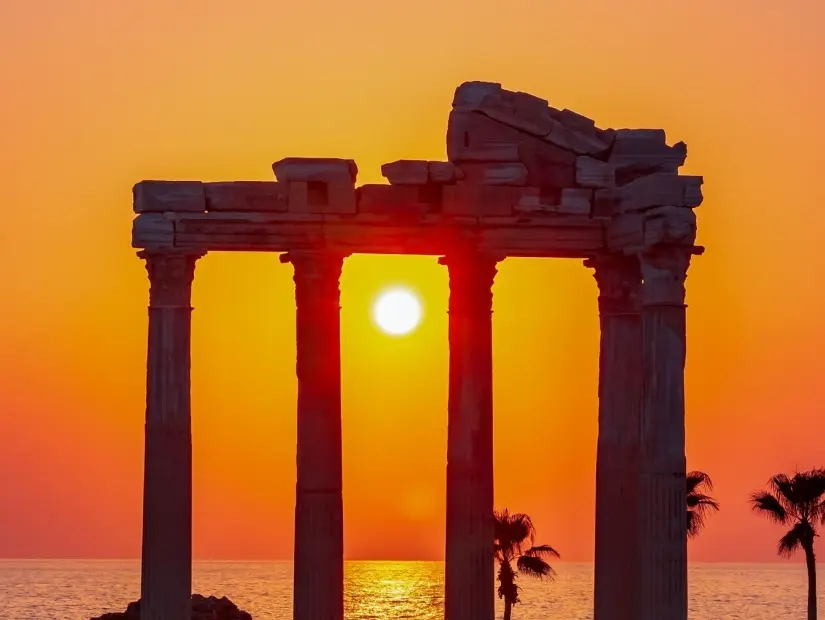 Side antik kentindeki Apollon Tapınağı.