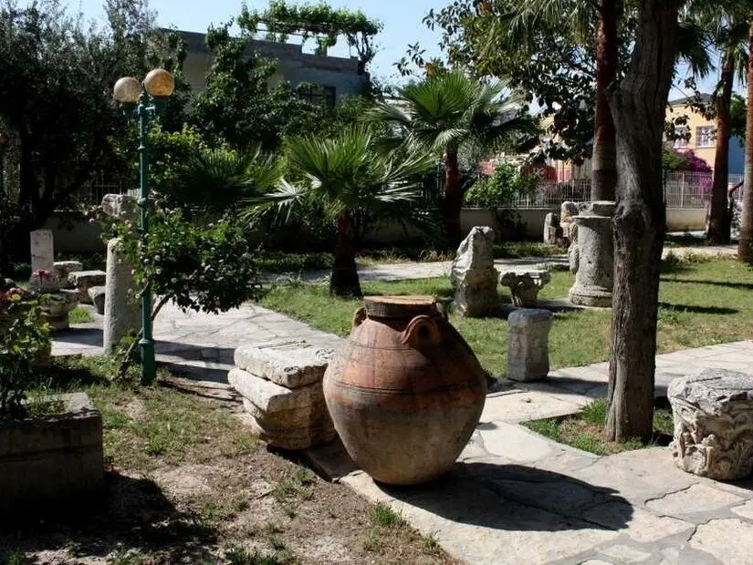 silifke müzesi bahçes,nde sergilenen tarihi eserler