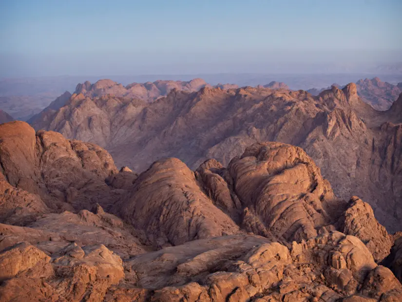 Güneş doğarken Sina Dağları. Musa Dağı'nın üstten görünümü, Mısır