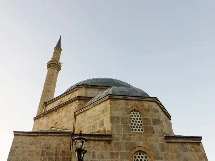  Kosova'daki Sinan Paşa Camii'nin alçak açılı görünümü