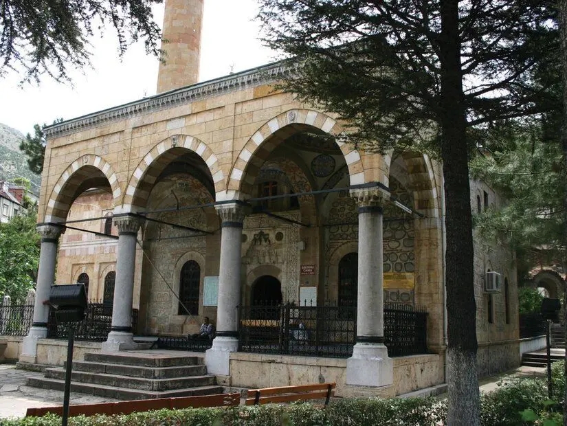  Kare planlı, tek kubbeli, tek minareli olarak kesme ve moloz taşlarla inşa edilen Şirvanlı Camii