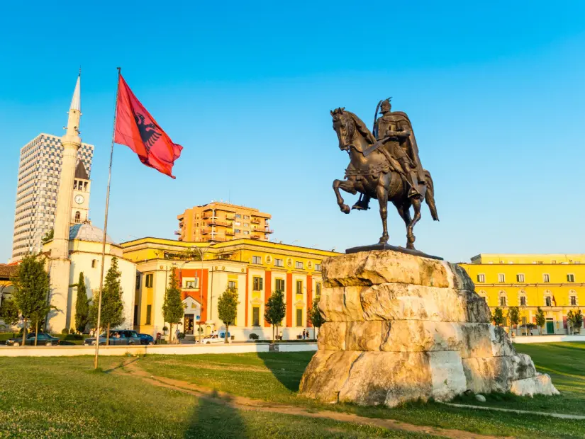 Arnavutluk'un Tiran şehrinin merkezinde bayraklı Skanderbeg meydanı, Skanderbeg anıtı 