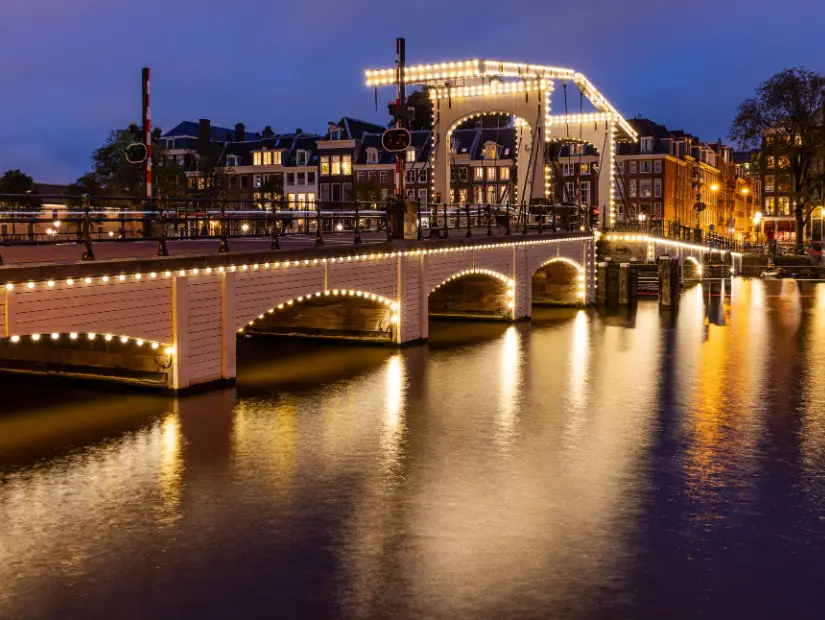 Magere Brug (Sıska Köprü) Amsterdam, Hollanda'da Amstel nehrini geçiyor
