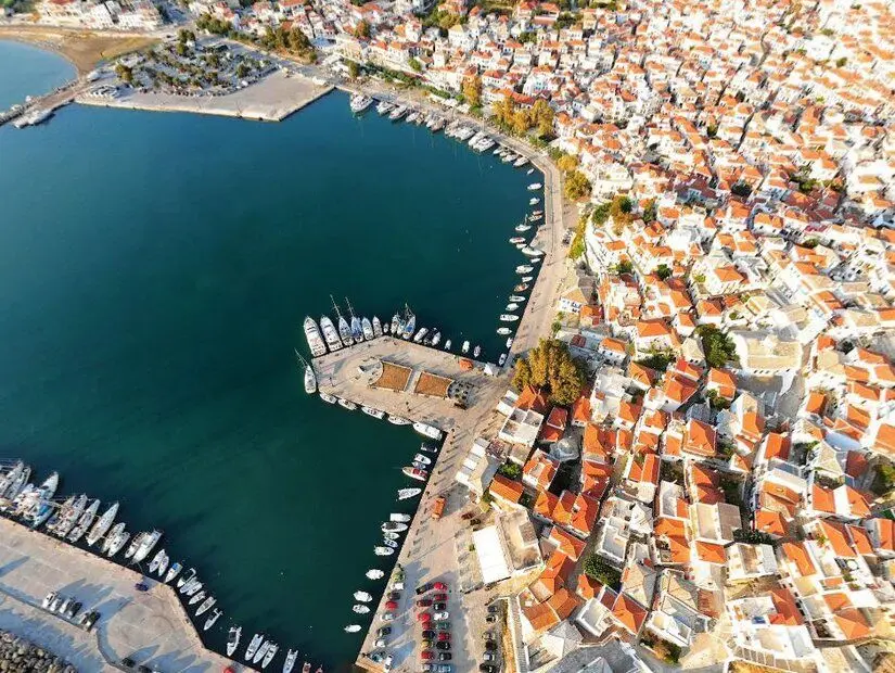 Beyaz evleri ve kırmızı çatıları olan güzel Skopelos adası kasabasının panoramik manzarası, 