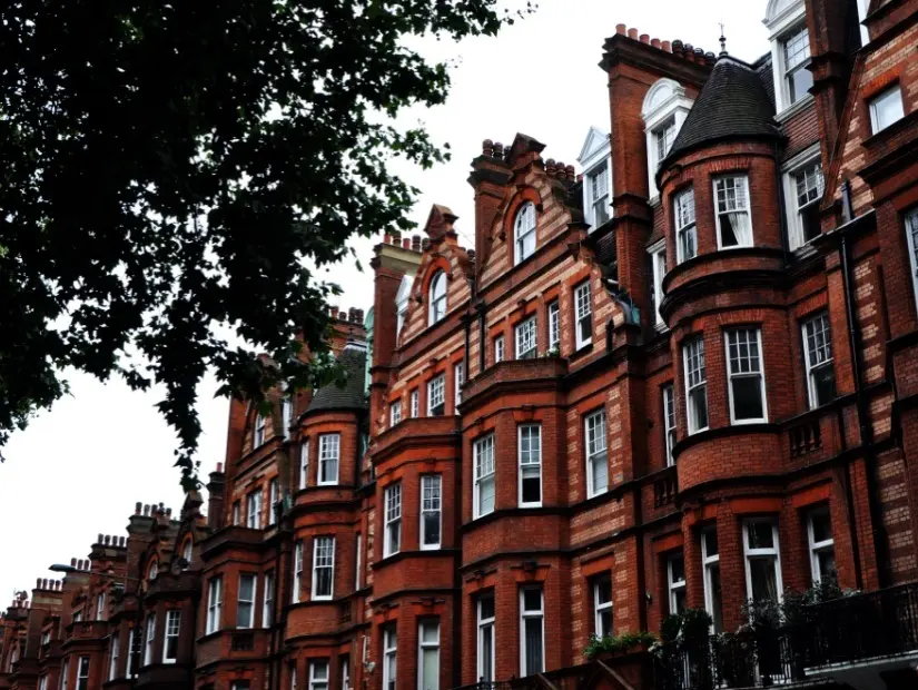 Londra'nın Sloane Meydanı'ndaki kırmızı tuğlalı binalar