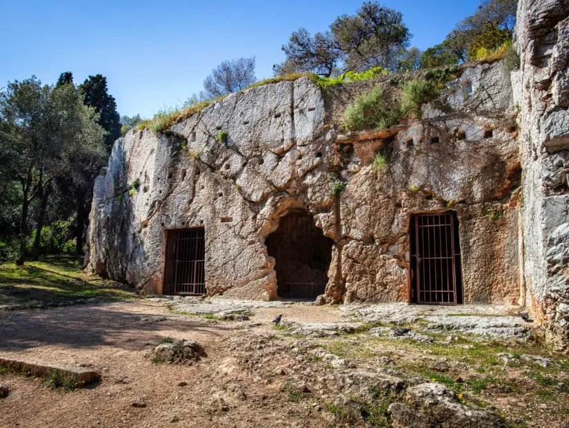 Sokrates hapishanesi, sert kayalara oyulmuş mağara