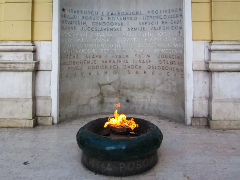 Vjecna vatra, Bosna'nın Saraybosna kentindeki sonsuz alevin bulunduğu savaş anıtı