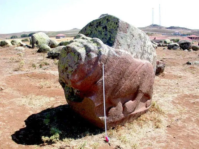 eski çağ zamanından kalan taşlar ve kalıntılar