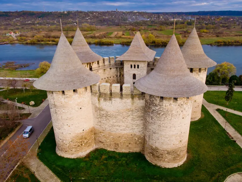 Moldova Cumhuriyeti Soroca'daki ortaçağ kalesinin havadan görünümü.