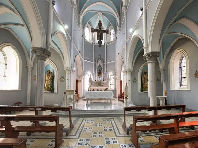St. Helen Katolik Kilisesi iç görünümü