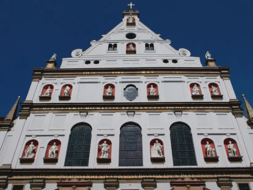 Almanya'nın tarihi merkezindeki Başmelek Aziz Mikail kilisesinin cephesi